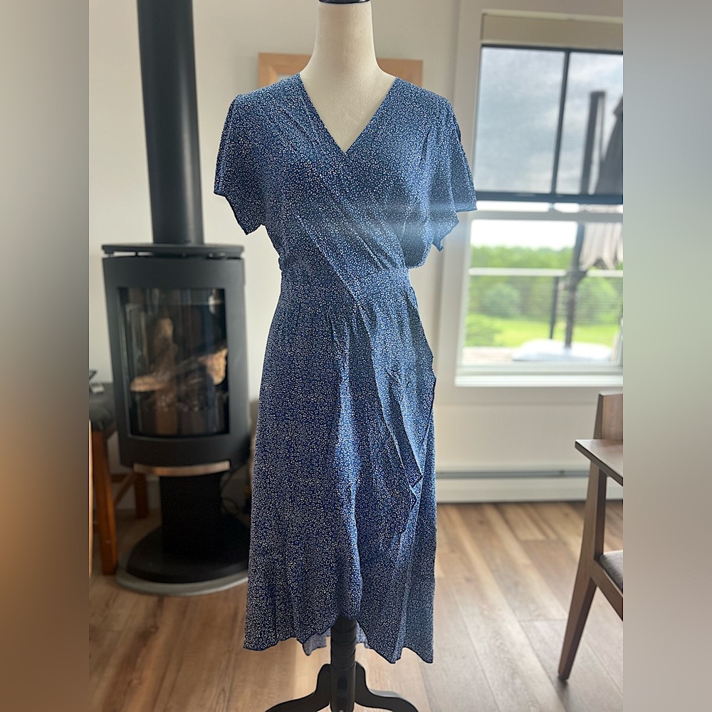 NWT Wrap dress, size large, Blue white print